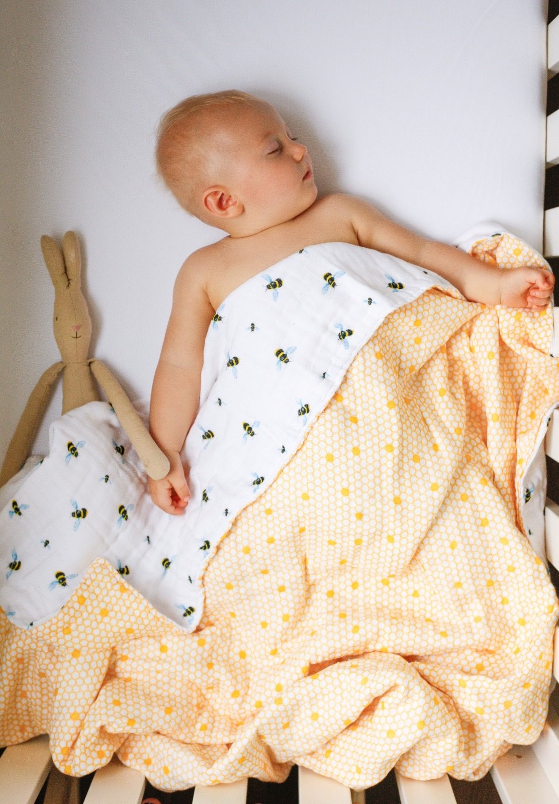 ORGANIC SNUG BLANKET - BEES– Softness That Grows With Your Little One