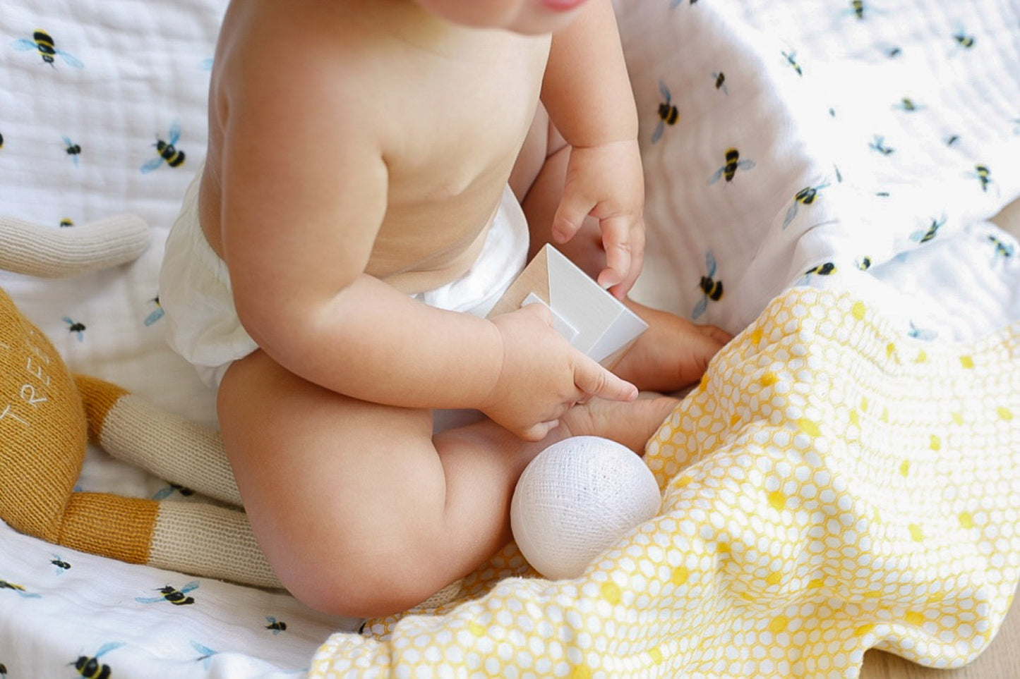 ORGANIC SNUG BLANKET - BEES– Softness That Grows With Your Little One