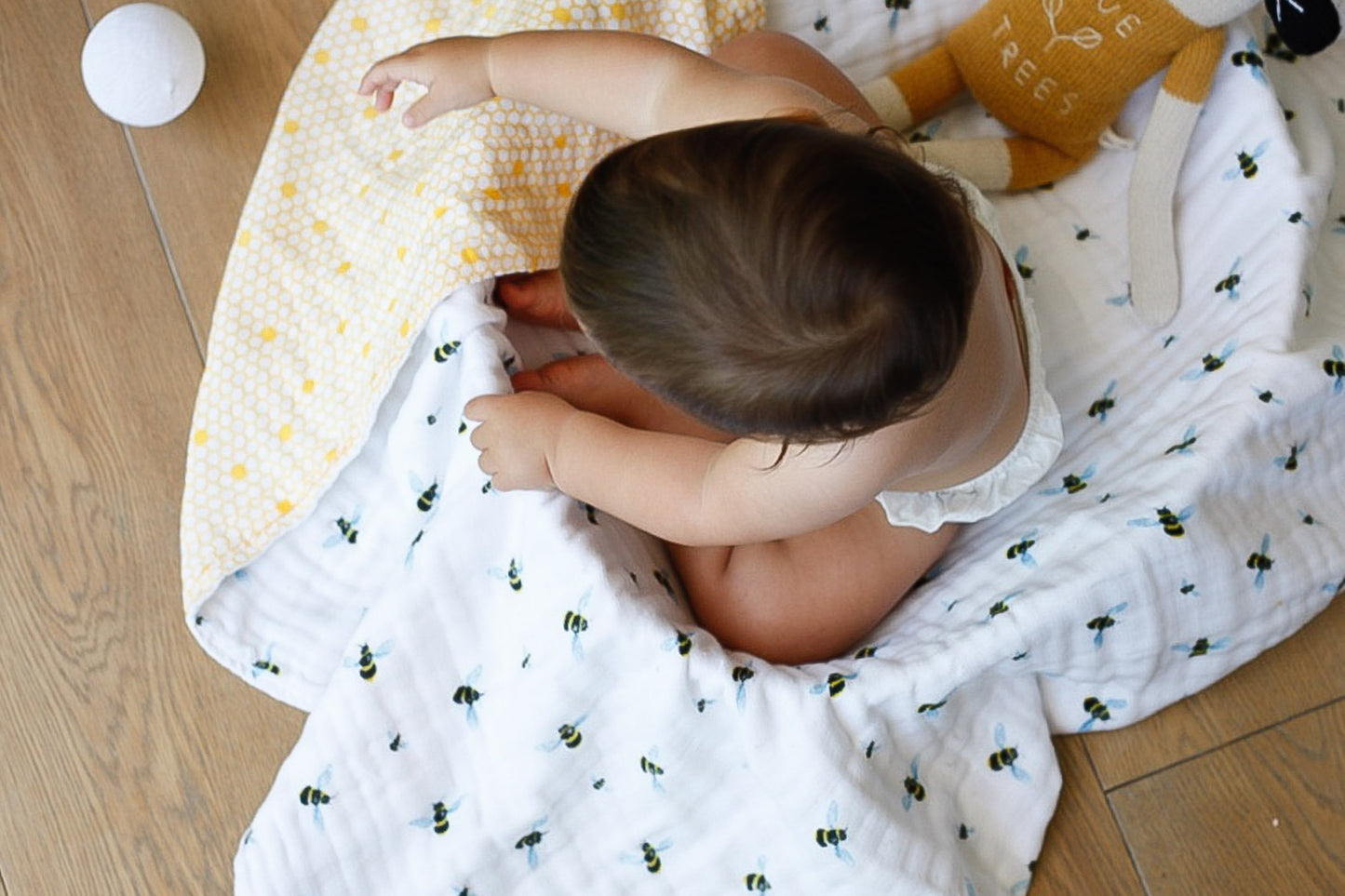 ORGANIC SNUG BLANKET - BEES– Softness That Grows With Your Little One