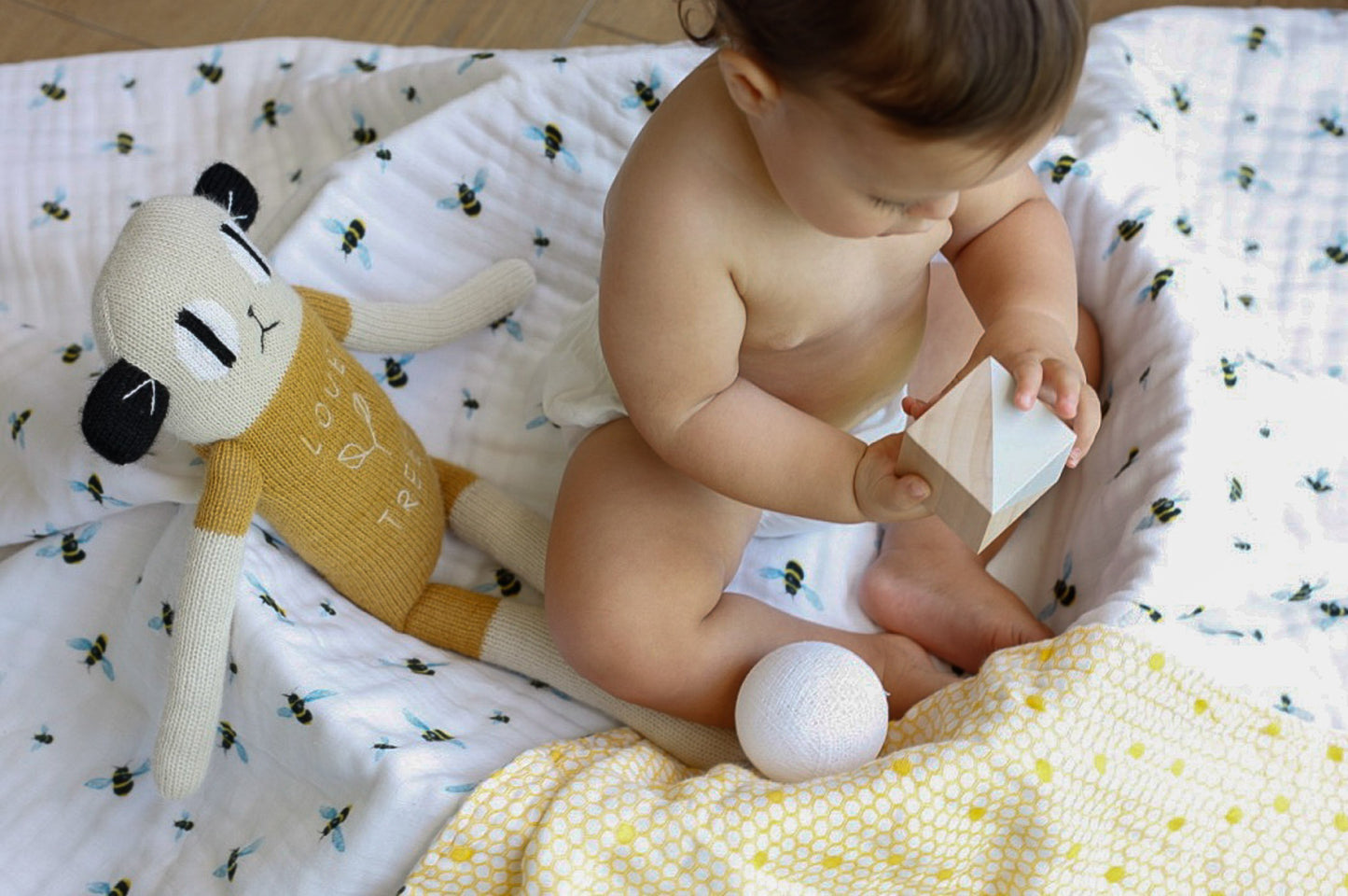 ORGANIC SNUG BLANKET - BEES– Softness That Grows With Your Little One