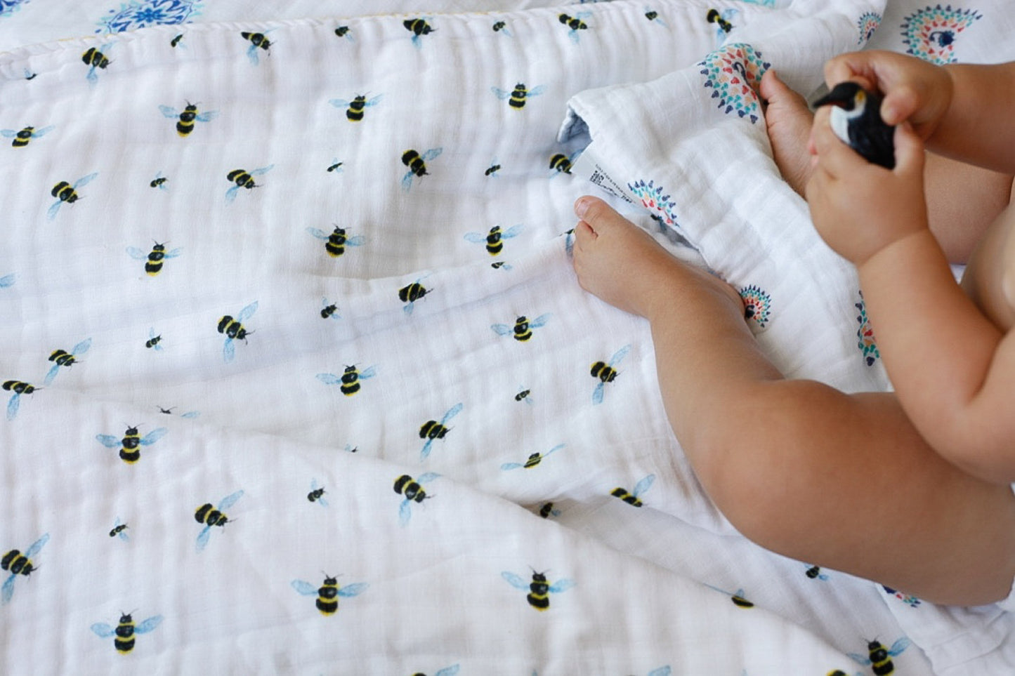 ORGANIC SNUG BLANKET - BEES– Softness That Grows With Your Little One